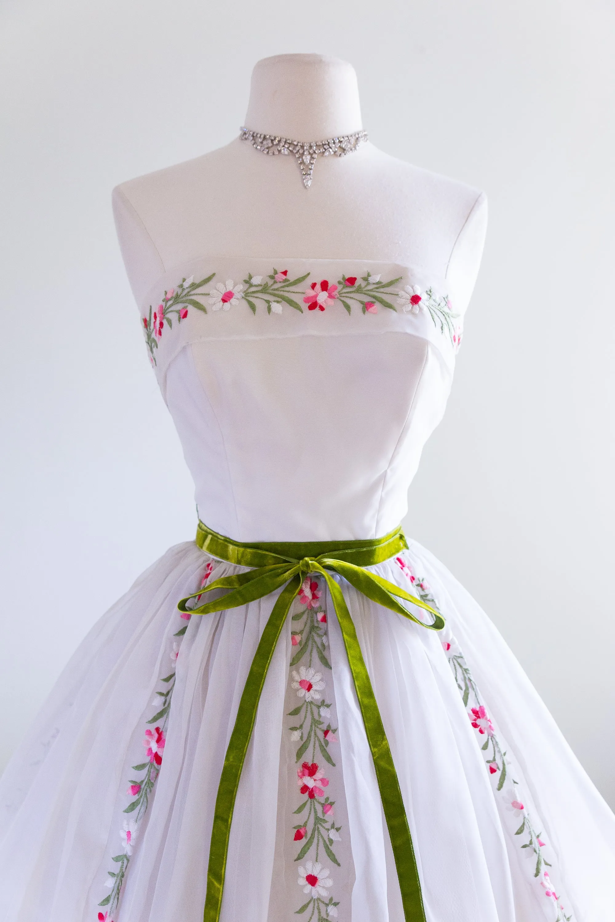 1950's Dream Embroidered Floral Strapless Party Dress / Waist 27