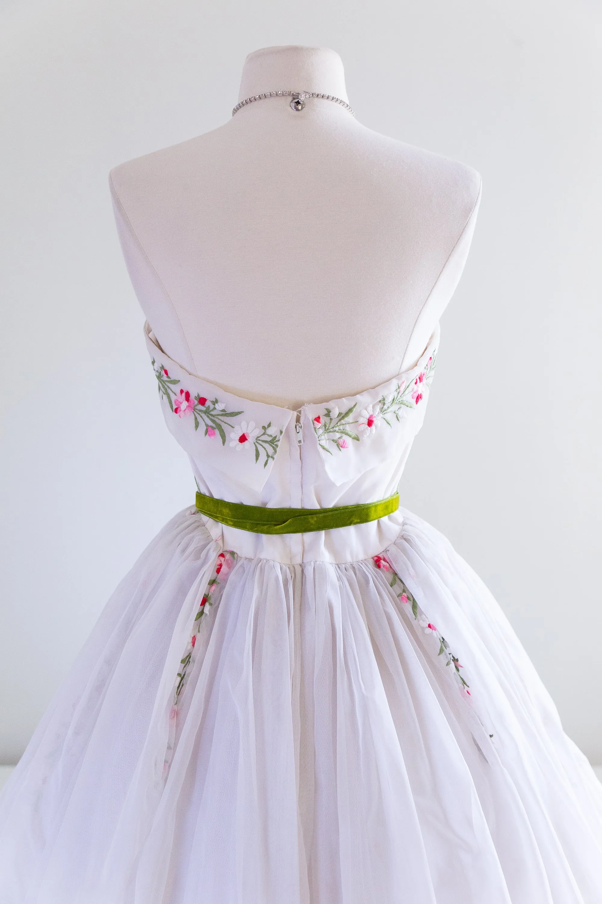 1950's Dream Embroidered Floral Strapless Party Dress / Waist 27